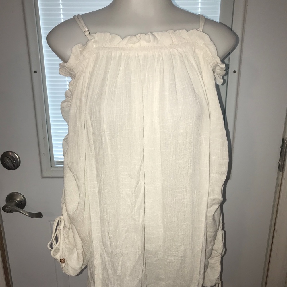 Easel White Scrunch Off the Should Top
